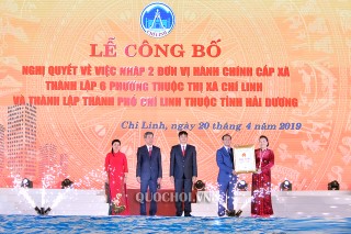 CHỦ TỊCH QUỐC HỘI NGUYỄN THỊ KIM NGÂN TRAO NGHỊ QUYẾT THÀNH LẬP THÀNH PHỐ CHÍ LINH, TỈNH HẢI DƯƠNG